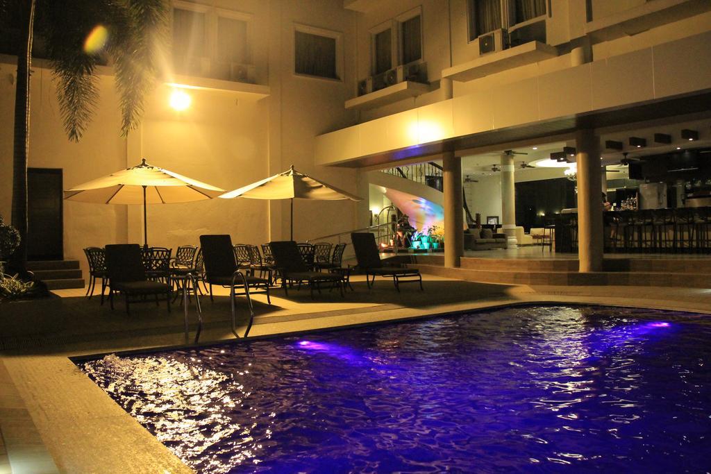 Savannah Resort Hotel Angeles Exterior photo