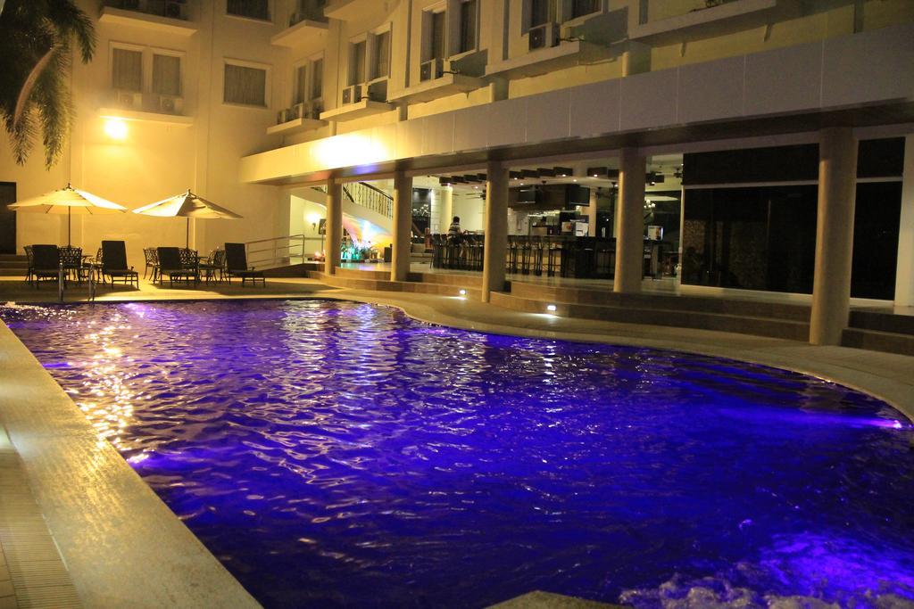 Savannah Resort Hotel Angeles Exterior photo